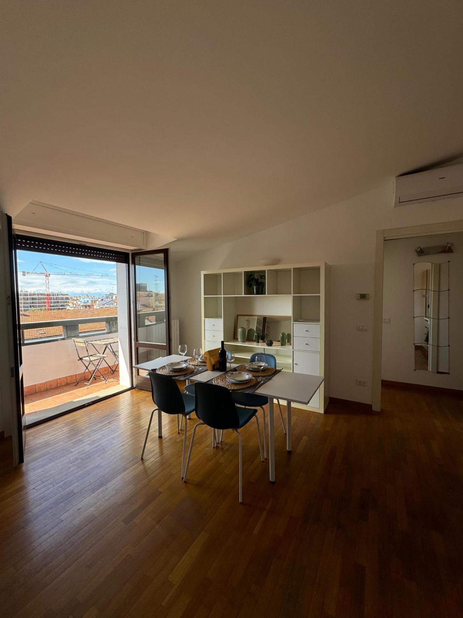 Appartamento Isola- Attico Con Balcone Milánó Kültér fotó